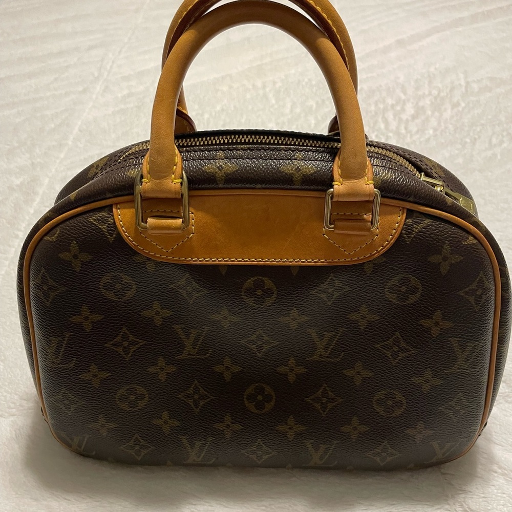 Authentic Louis Vuitton,very good condition hasn’t been used in awhile.